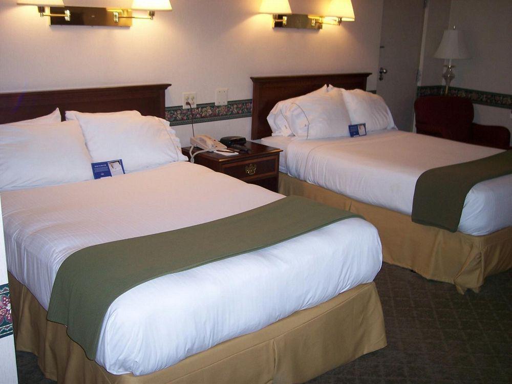 Holiday Inn Express Detroit-Birmingham By Ihg Exterior photo