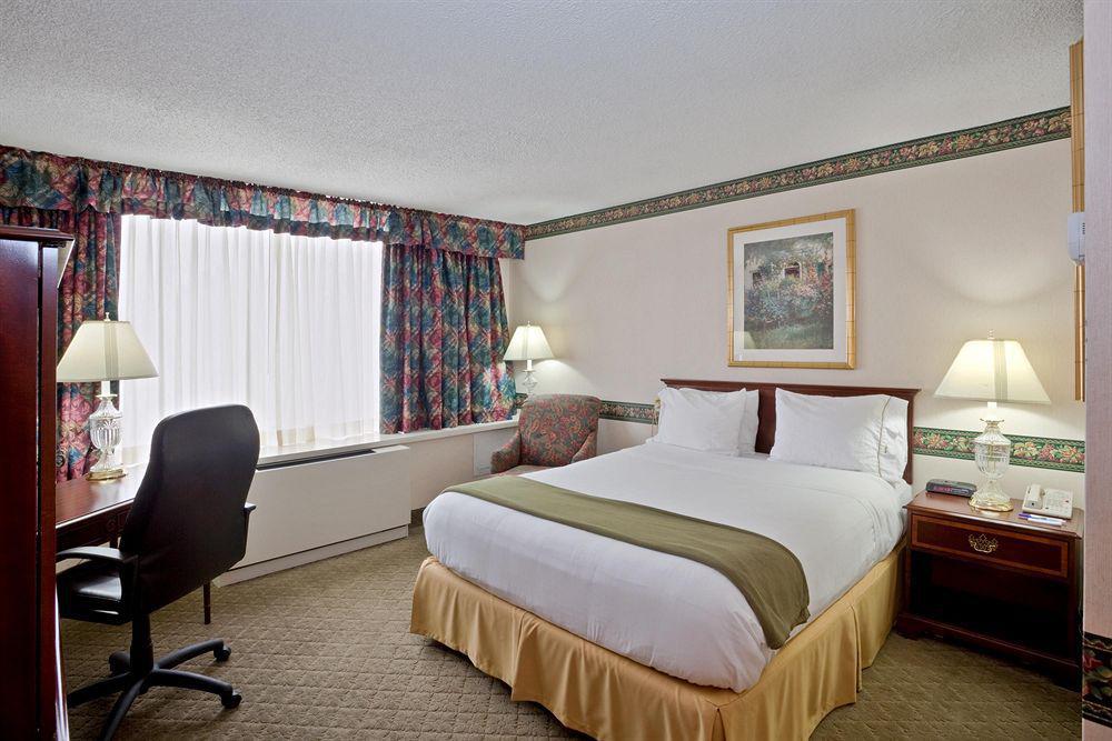 Holiday Inn Express Detroit-Birmingham By Ihg Room photo
