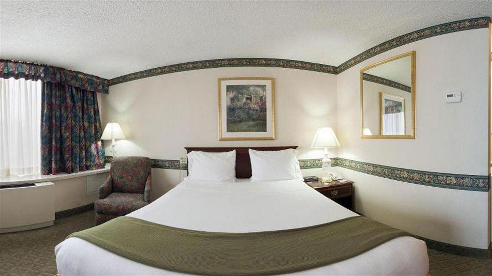 Holiday Inn Express Detroit-Birmingham By Ihg Exterior photo