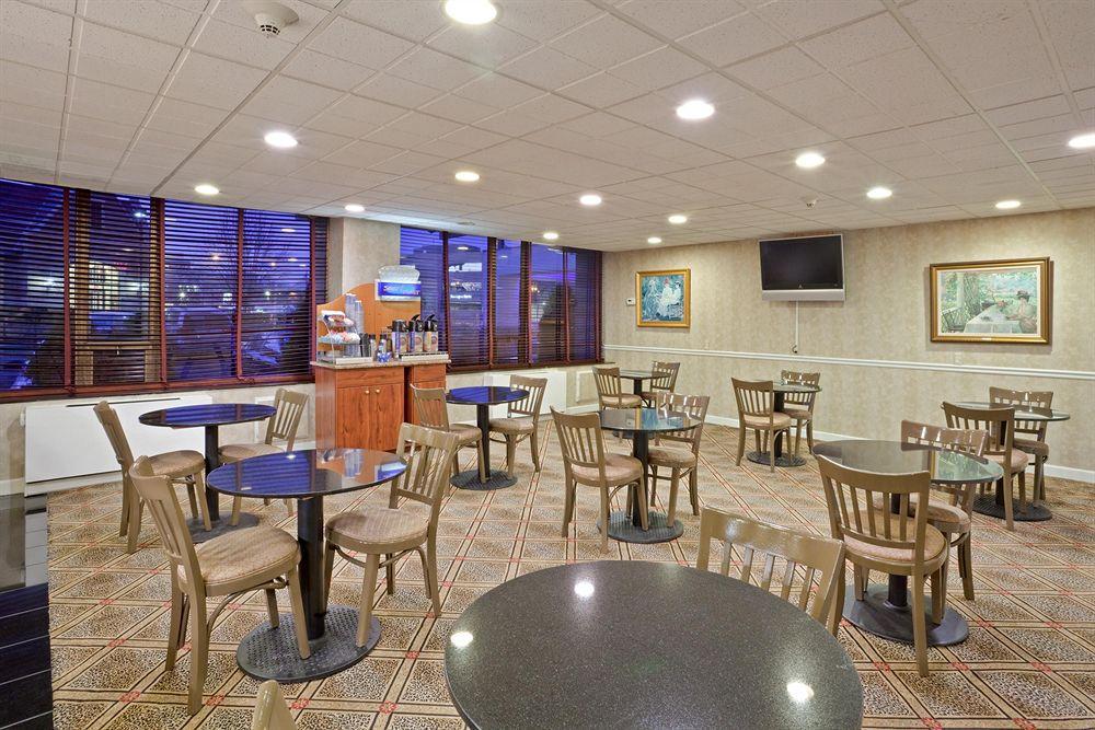 Holiday Inn Express Detroit-Birmingham By Ihg Restaurant photo