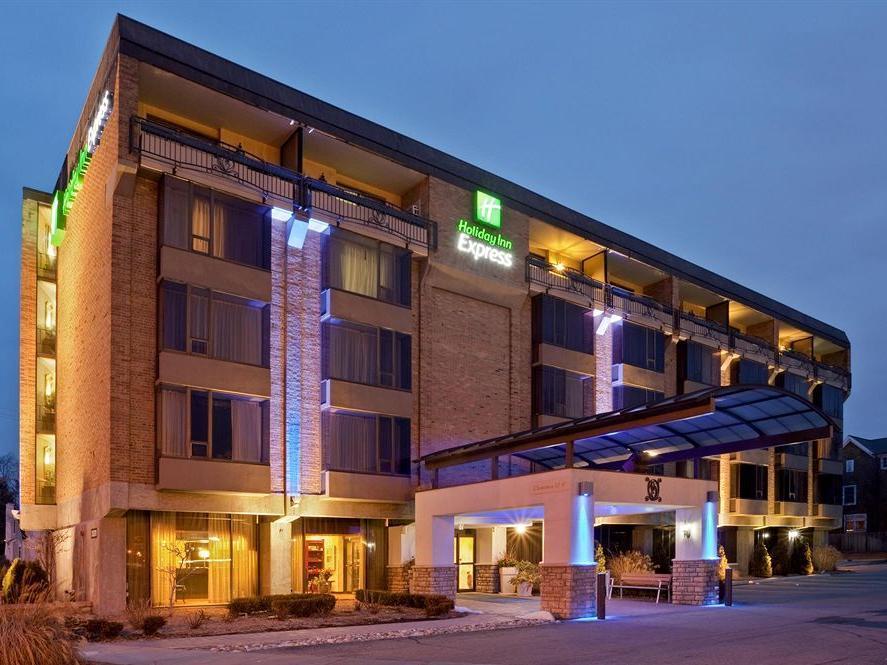 Holiday Inn Express Detroit-Birmingham By Ihg Exterior photo
