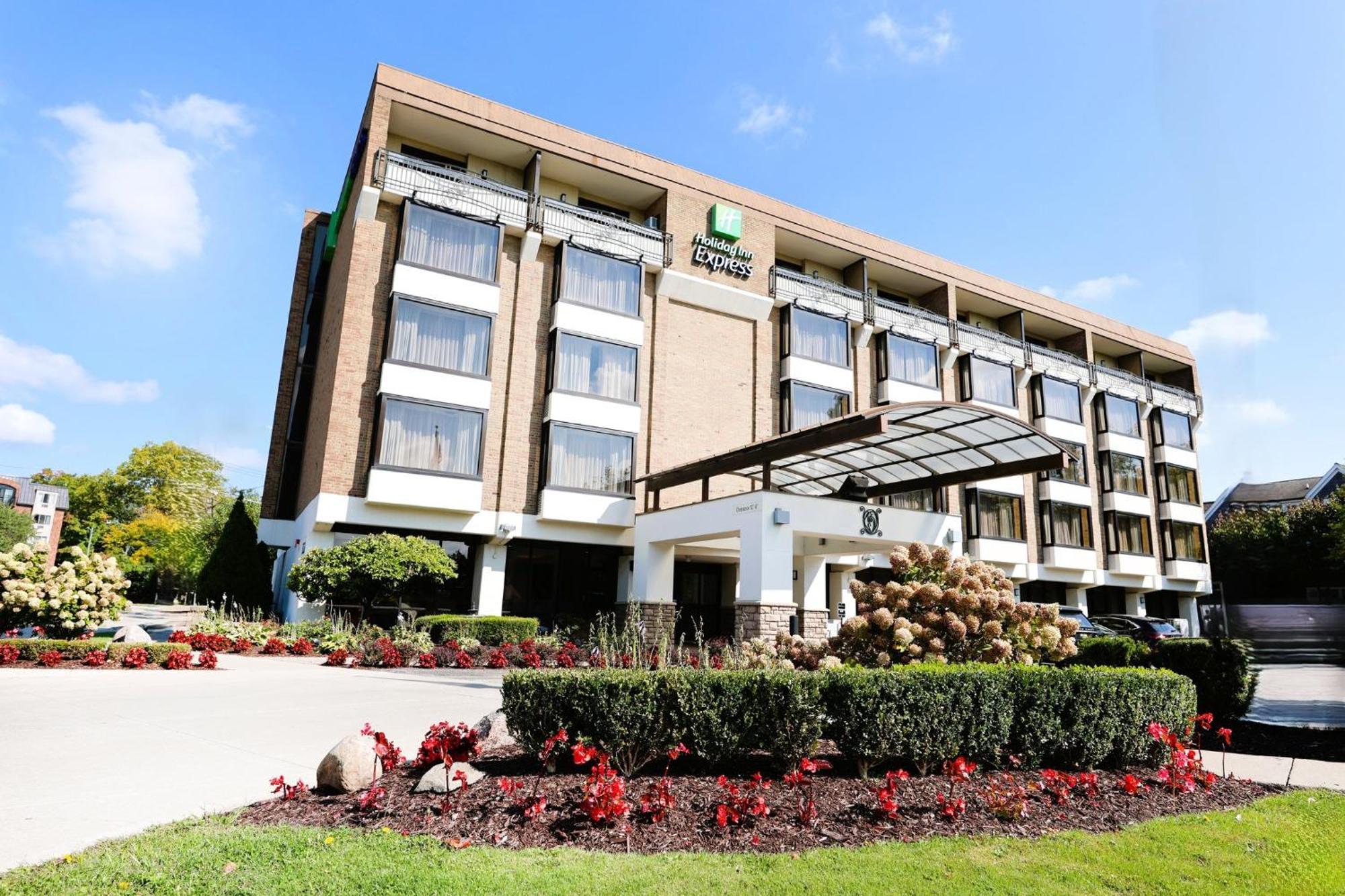 Holiday Inn Express Detroit-Birmingham By Ihg Exterior photo