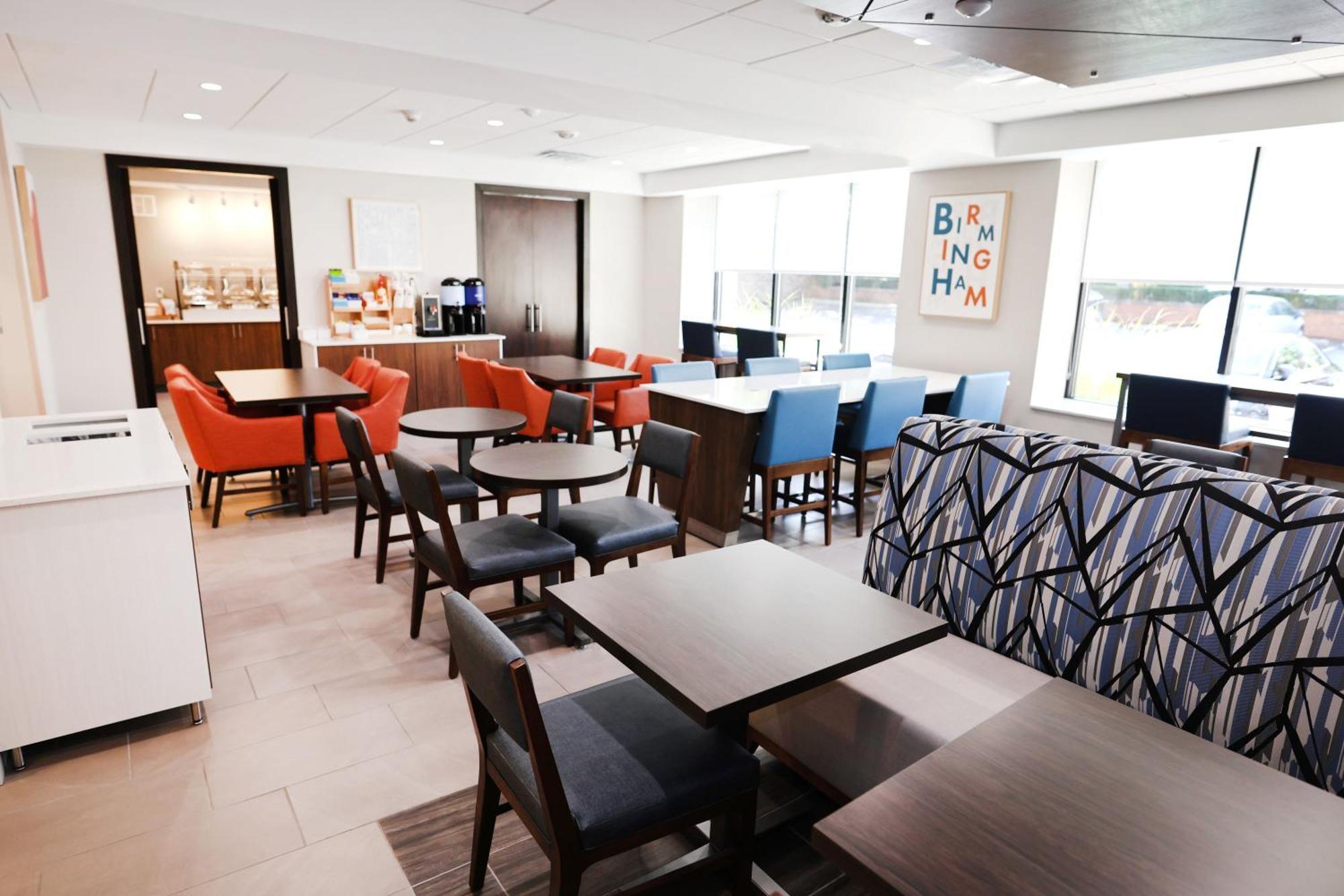 Holiday Inn Express Detroit-Birmingham By Ihg Exterior photo
