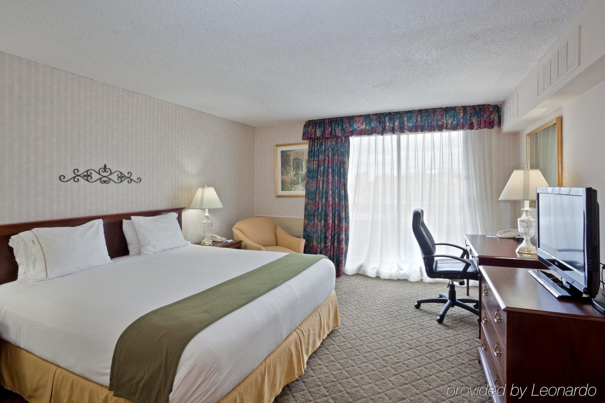 Holiday Inn Express Detroit-Birmingham By Ihg Room photo