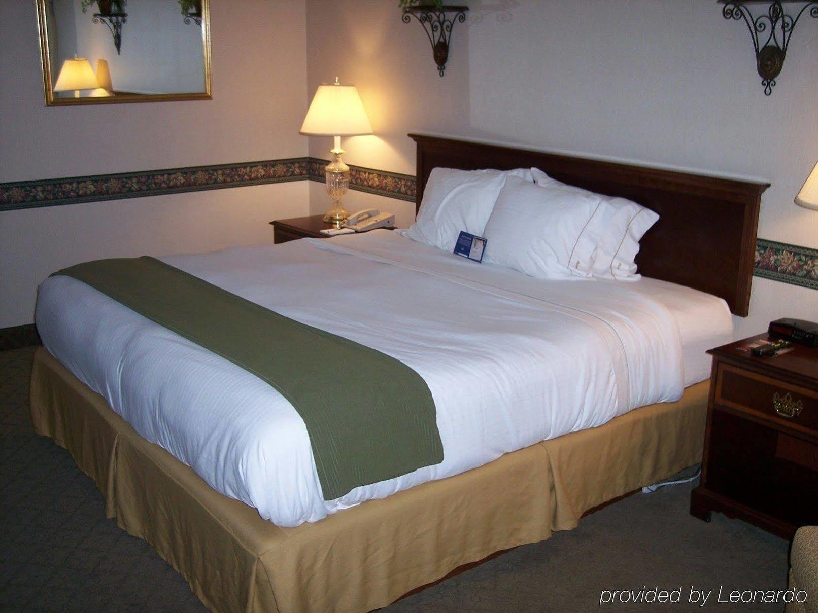 Holiday Inn Express Detroit-Birmingham By Ihg Exterior photo
